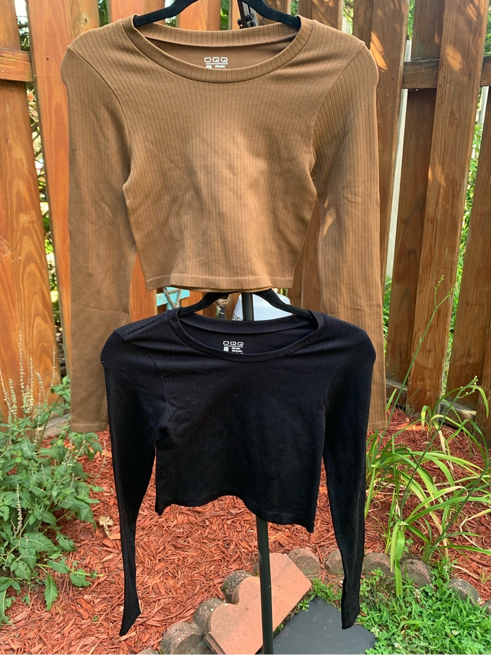 Women's Ribbed Long-Sleeve Crop Top - Black & Brown